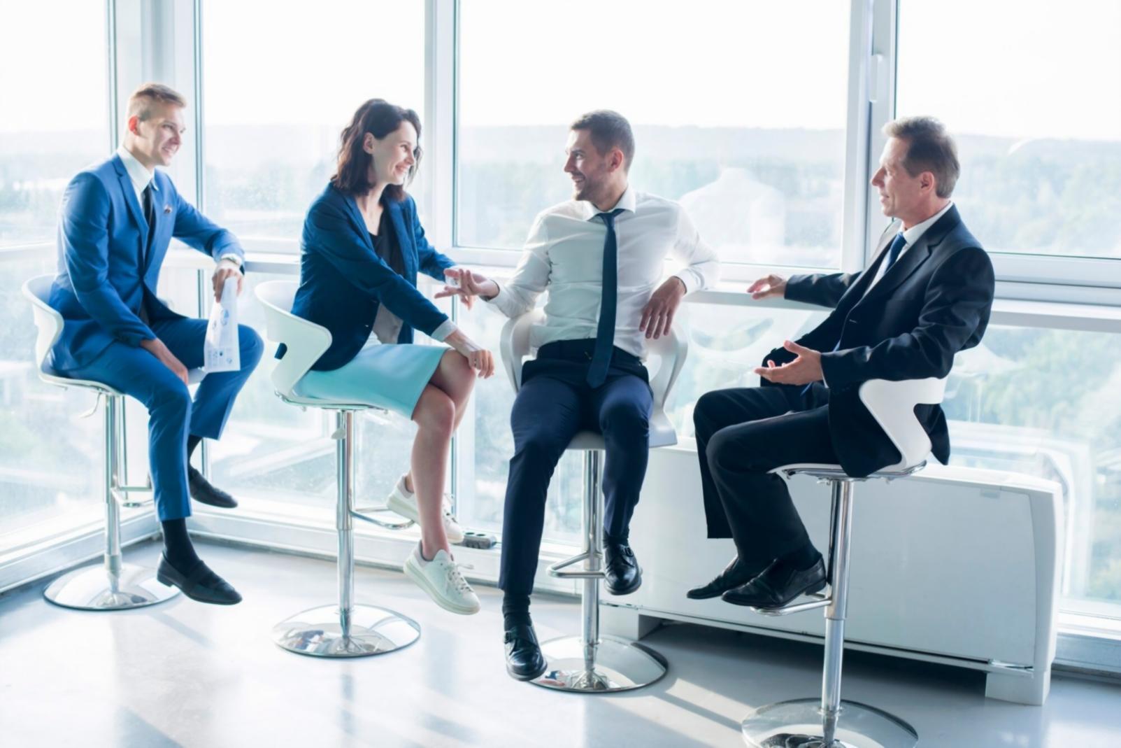 Consultoría tecnológica financiera - equipo trabajando con herramientas digitales